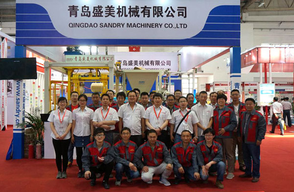 今年会官网登录入口展会员工合影